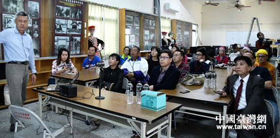 第二届“七彩云南·相约台湾”文化交流月媒体团与社区居民共同观看社区情况简介。